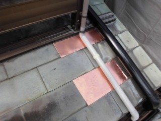 腐食して穴の開いた銅板屋根を新たな銅板で改修しました