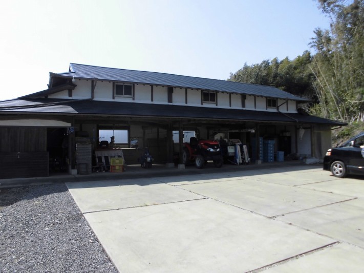 コロニアルグラッサで葺替えをした農作業用小屋