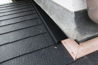 貫板の上に雨押え板金をかぶせます