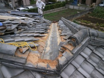 谷部の瓦と板金を撤去中