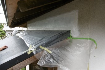 既存の下屋と壁の取り合い部をモルタルで処理します