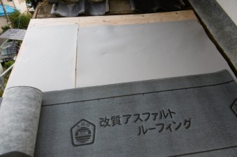 断熱材を敷きます