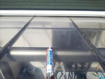 ポリカ平板屋根 シリコンコーキング