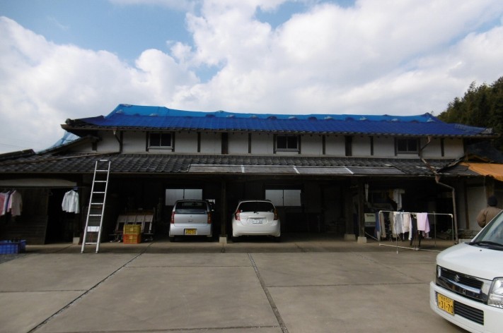 ブルーシートで応急処置を施した着工前の農作業小屋