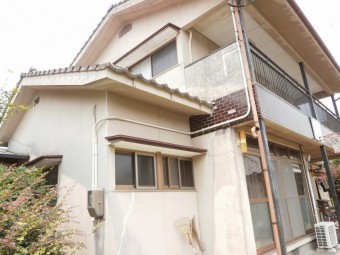 軒樋と竪樋が外れています