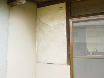 漆喰塗の外壁が剥がれ落ちています。
