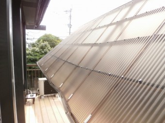 根本の固定ビスが外れて落下しているテラス屋根