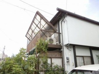 固定が外れ完全に落下しているテラス屋根
