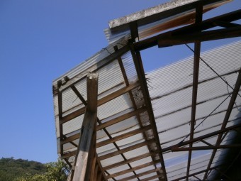 台風で破損した波板
