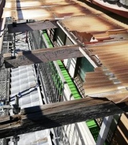 波板屋根 塩ビ製 劣化 割れ
