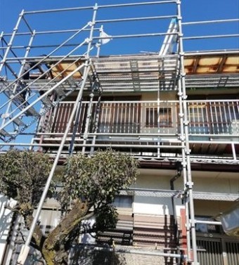 波板張り替え 手摺からせり出した屋根 足場