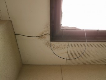 谷板金の穴から雨が侵入し軒天にシミ