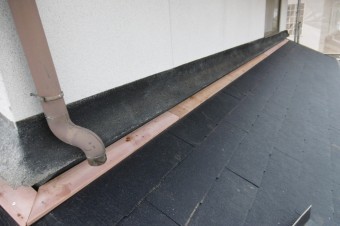 下屋と壁の取り合い部に貫板を打ちます