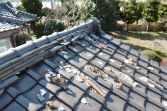 のし瓦が崩れ漆喰と土が散乱