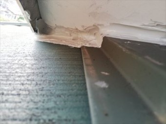 スレート屋根 隙間 コーキング