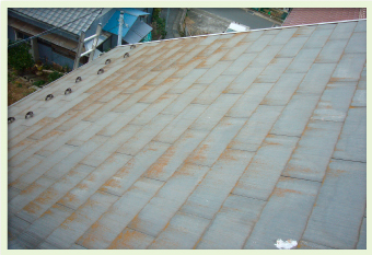 屋根材の経年劣化による色あせ、塗料が粉状になり剥がれていく