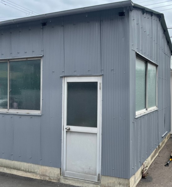 熊本市中央区で倉庫の小波トタン屋根・外壁を解体してスケルトン 