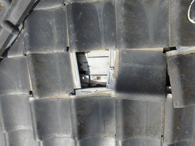 南区アパートの瓦台風で飛散