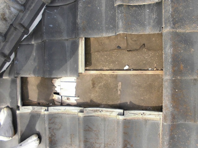 南区アパートの瓦台風で飛散2