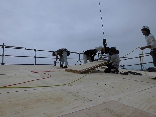 新築モデルハウス屋根コンパネ施工中