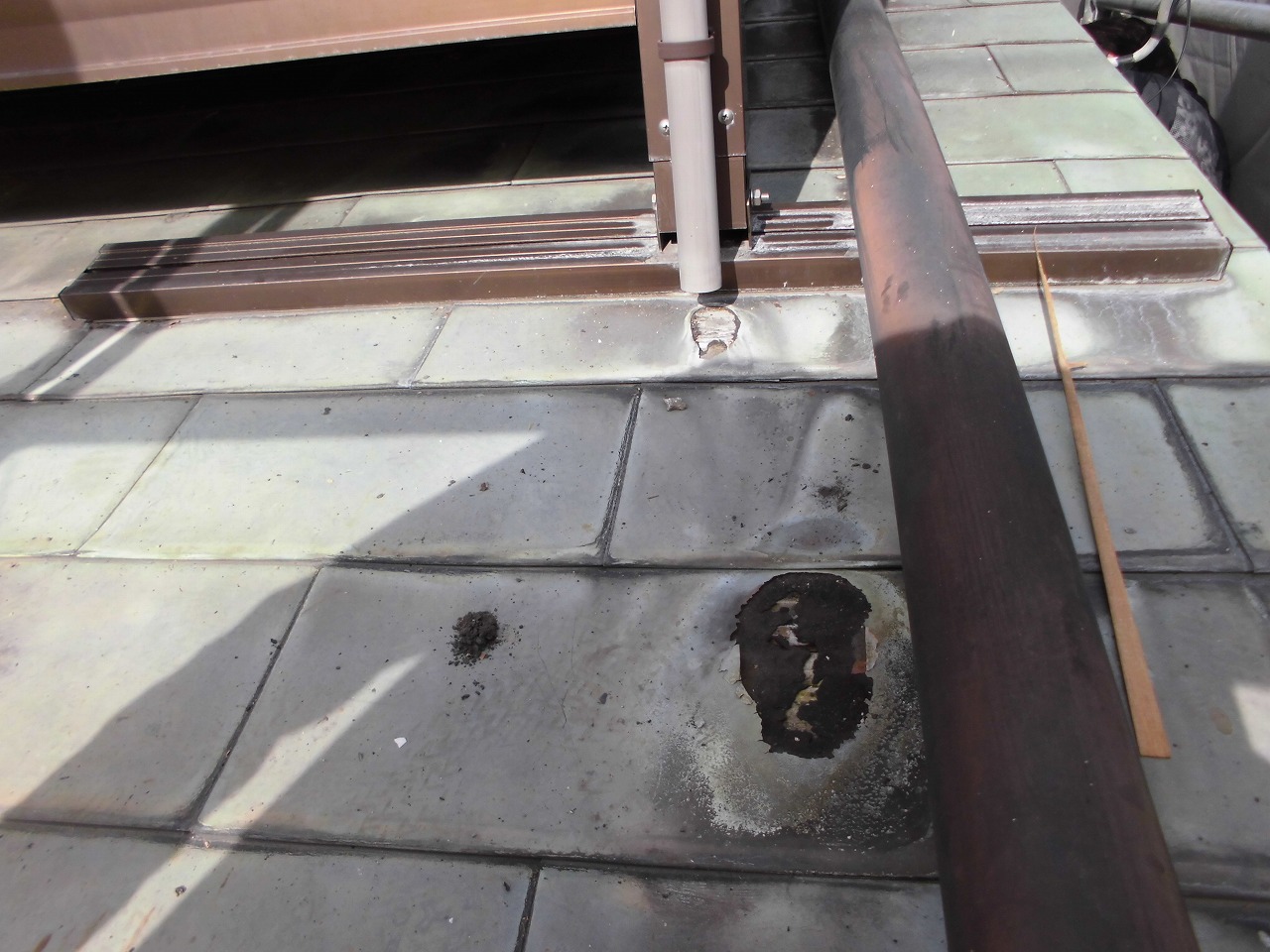 雨が落ち続け腐食し穴が開いてしまった銅板屋根