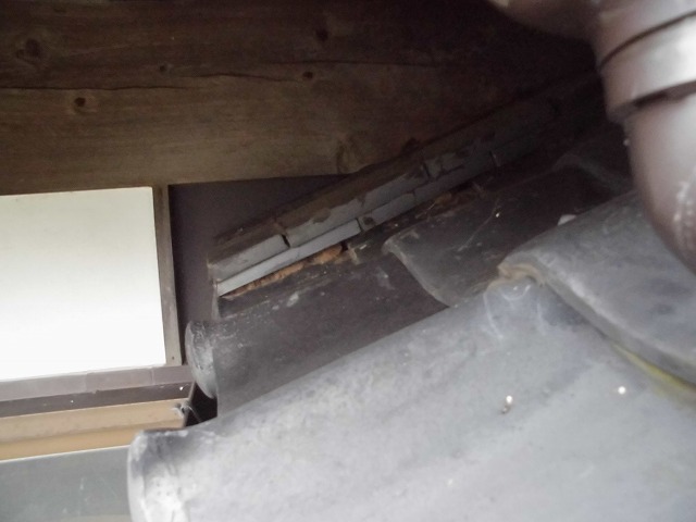 南区漆喰のひび壁のしの土漏れ