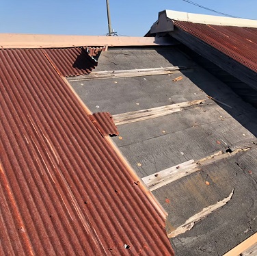 宇土市で雨漏りしたトタン屋根を補修工事　施工前