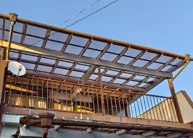 【菊池郡菊陽町】ベランダ床のひび割れ補修と波板屋根の張り替え工事|腐食した木製フレームも補修!