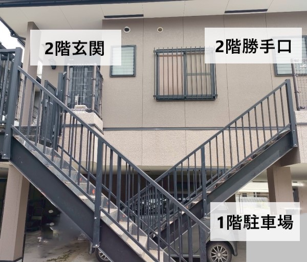 3階建ての1階部分が駐車場、2階に勝手口や玄関がある