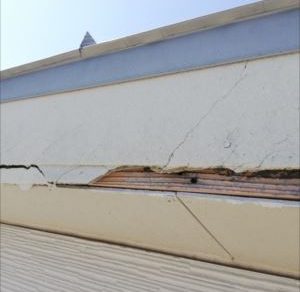 破風板　耐風被害　破損　片流れ屋根