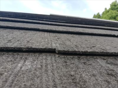 スレート屋根材　経年劣化　塗膜劣化　苔