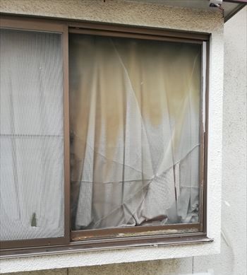 窓ガラス　割れ　台風被害