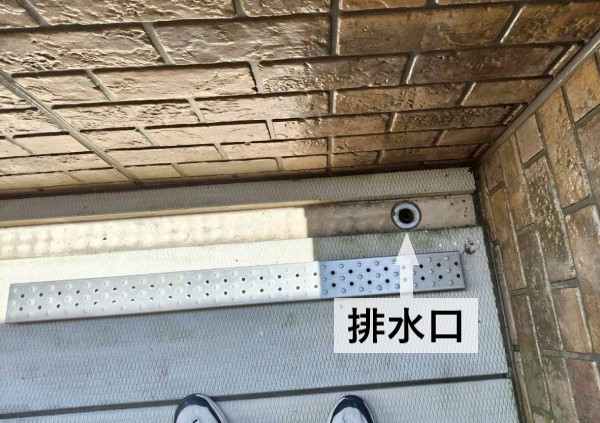 アパート外階段の踊り場にある排水口