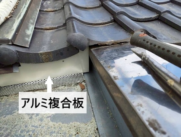 アルミ複合板を軒先の隙間に取り付けて塞ぎました