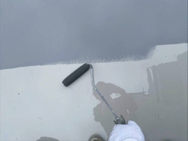 ウレタン防水のトップコートを塗布している