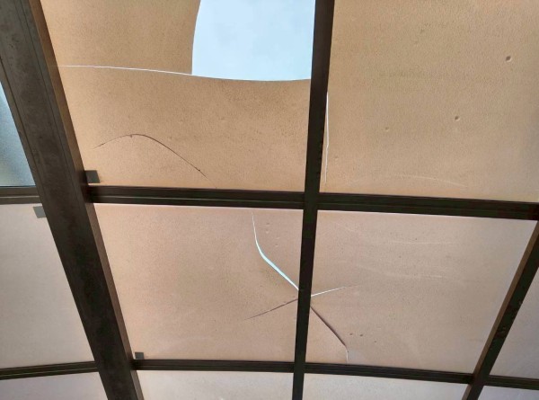 カーポート屋根の割れ