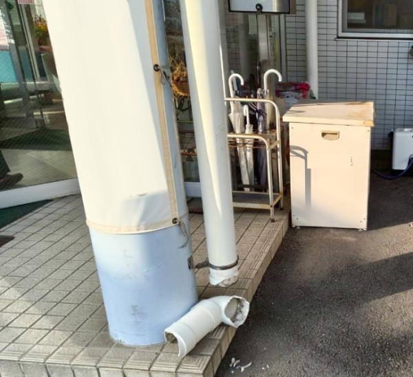クリニックの雨樋パイプが破損している