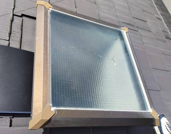 コロニアル屋根の天窓が割れている　熱割れ現象