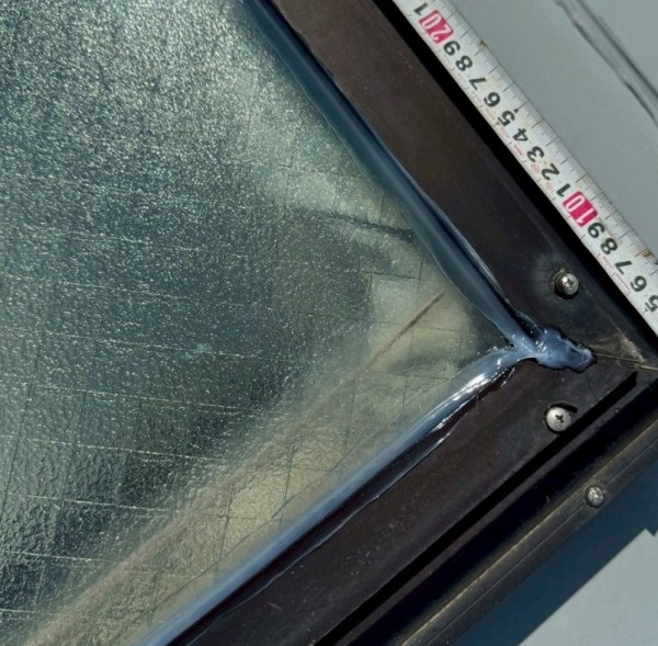 コーキングを打った天窓