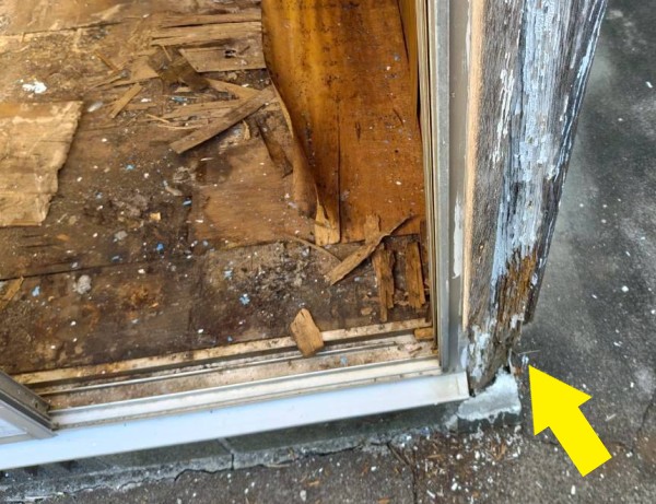 サンルームの柱にシロアリ被害