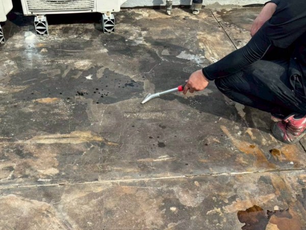 スクレーパーで古い塗膜を撤去しながら表面をケレン