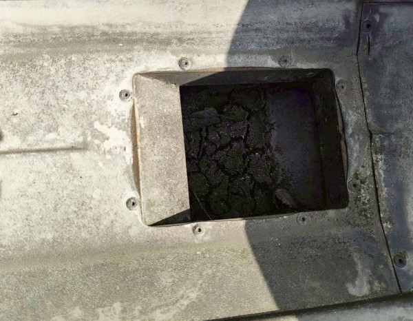 セキスイハイムのフラット屋根の軒樋集水器が詰まっている