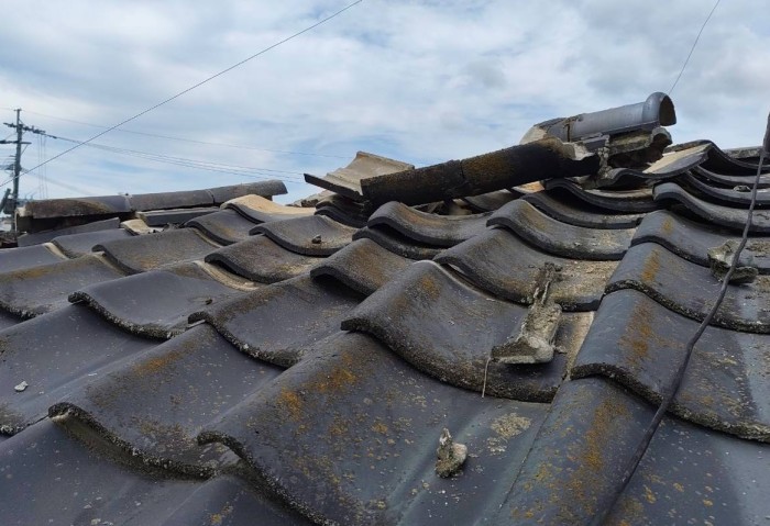 セメント瓦の棟瓦が地震で崩壊