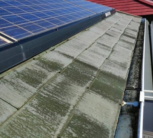 ソーラーパネルが載っている南側の屋根は特にスレートの塗装の色褪せが進んでいます