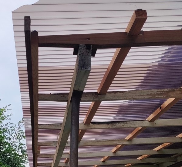 山鹿市にてテラス波板屋根の張り替え工事｜古くなった木造下地も補修し 耐久性の高いポリカ波板に張り替えました