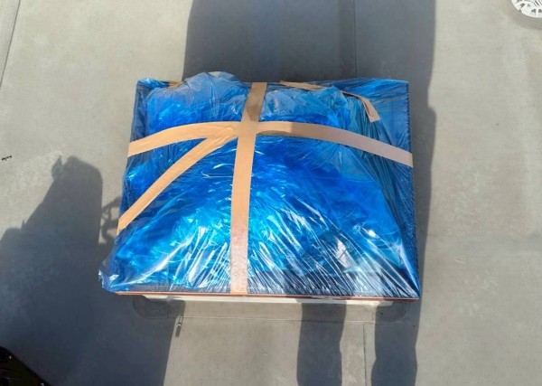 ブルーシートで応急処置しているトップライト