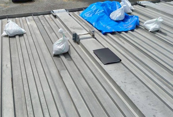 ブルーシートで応急処置しているユニットハウスの屋根