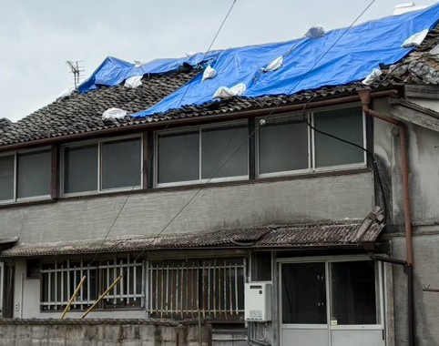 ブルーシート養生が完了した瓦屋根　本格的な工事をご提案します