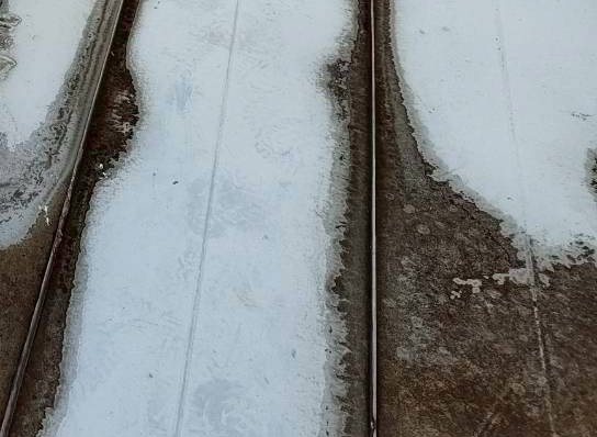 プレハブの金属屋根の表面が劣化している