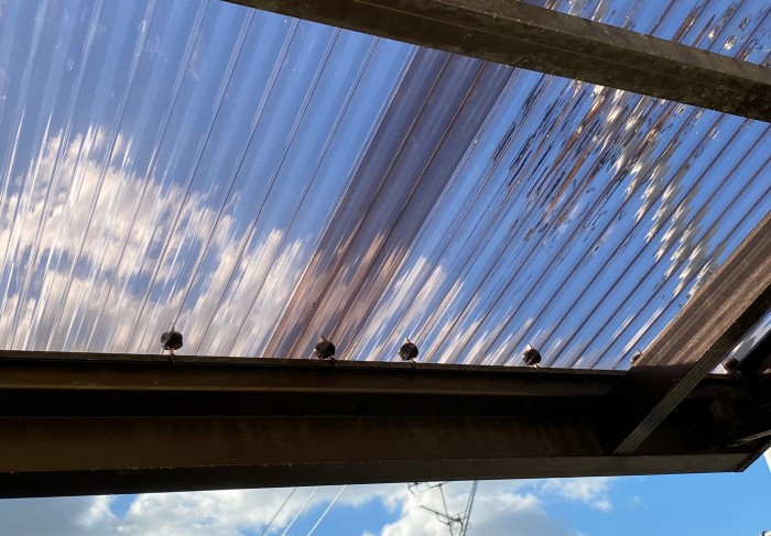 上益城郡御船町で老朽化したベランダ波板屋根の張り替え工事｜フックもポリカ製を使用し耐久性・耐風性・美観性が復活